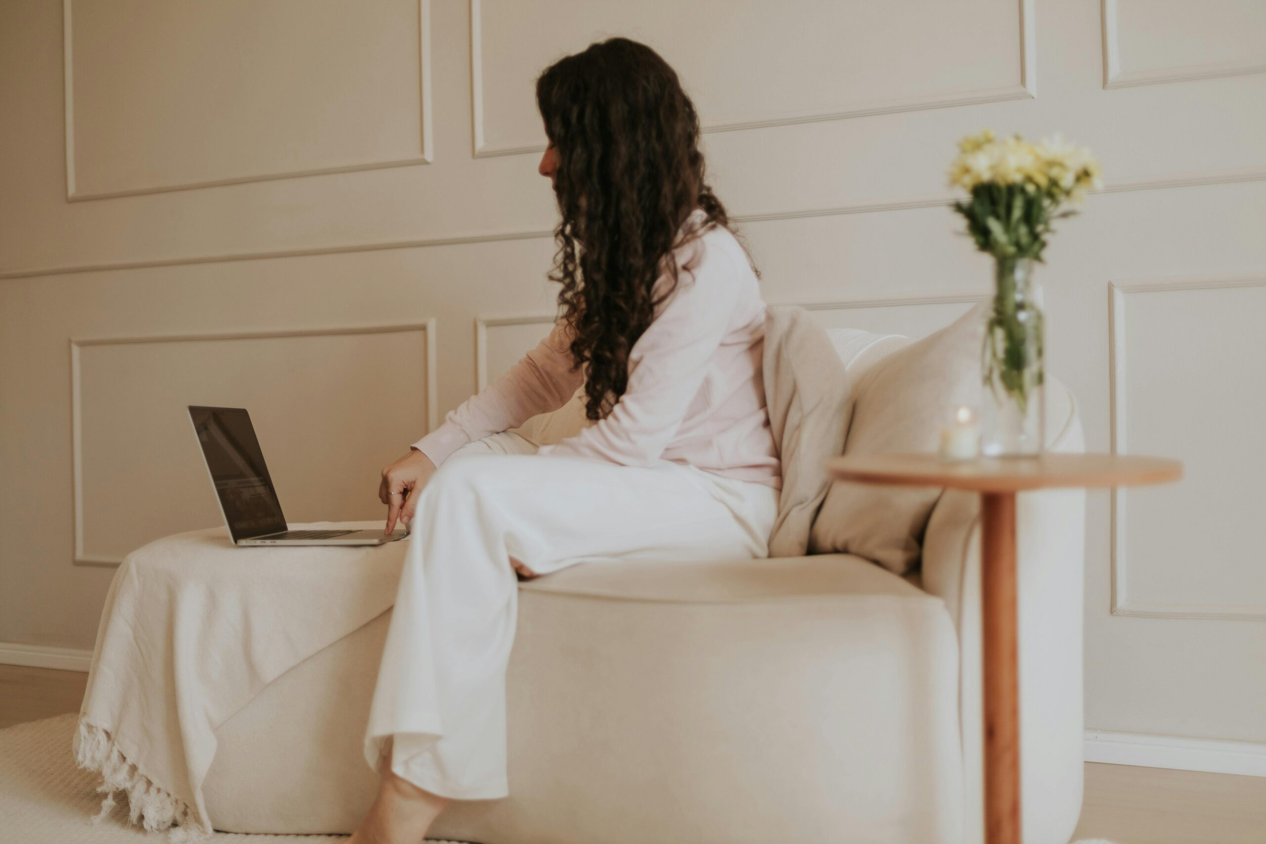 mulher trabalhando sozinha em casa em um escritório minimalista com atmosfera tranquila